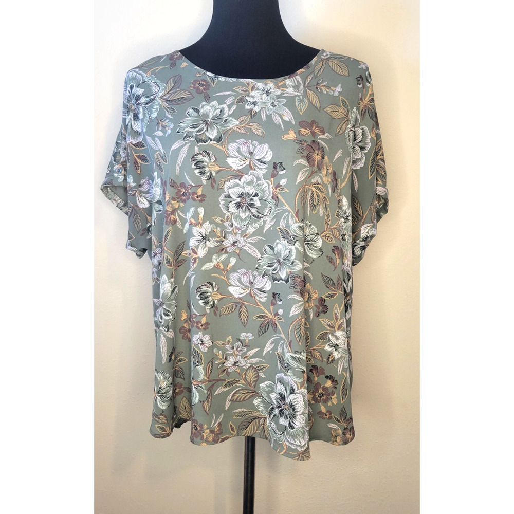 Maurices Women's XL Sage Green Floral Zip Back Blouse Short Sleeve EUC